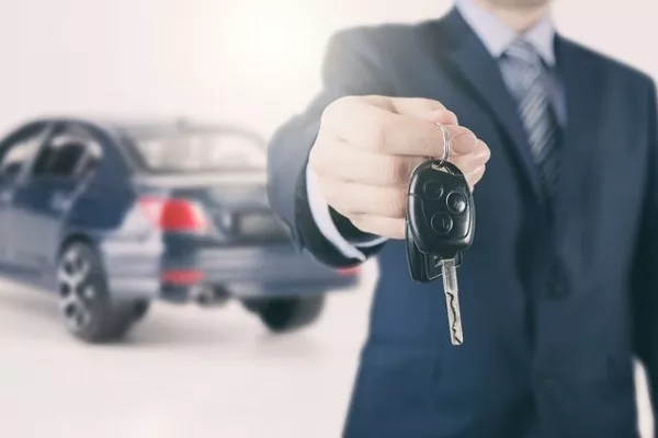 podanie kluczyka do samochodu
